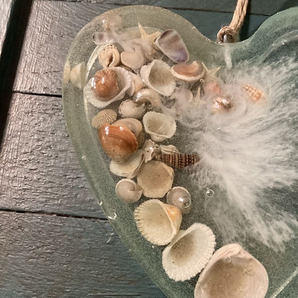 Clear resin with shell hanging decor - Picture 7 of 8